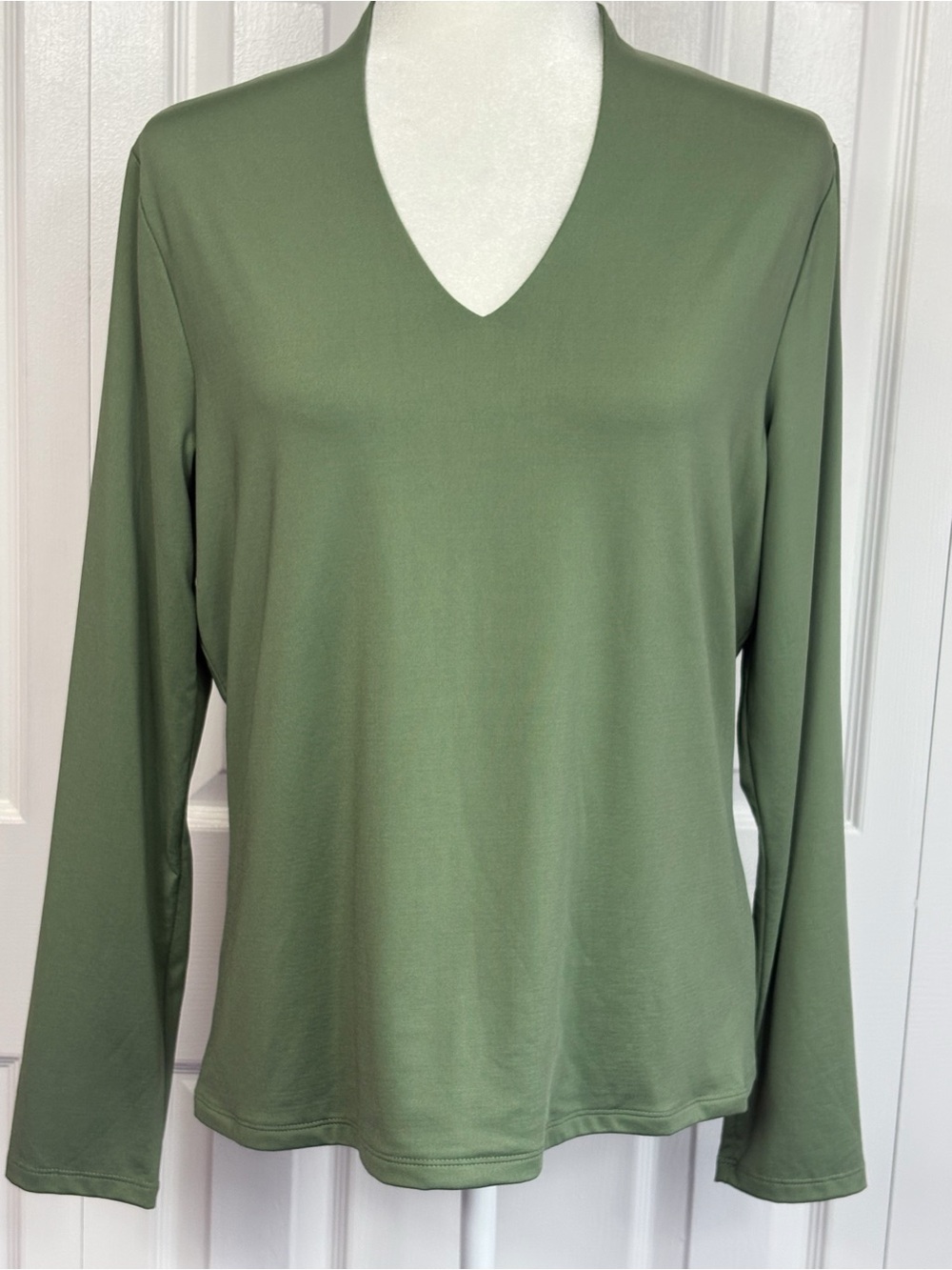 NWT Croft & Barrow Green Nylon Stretch Fitted V-Neck Long Sleeve Top XL